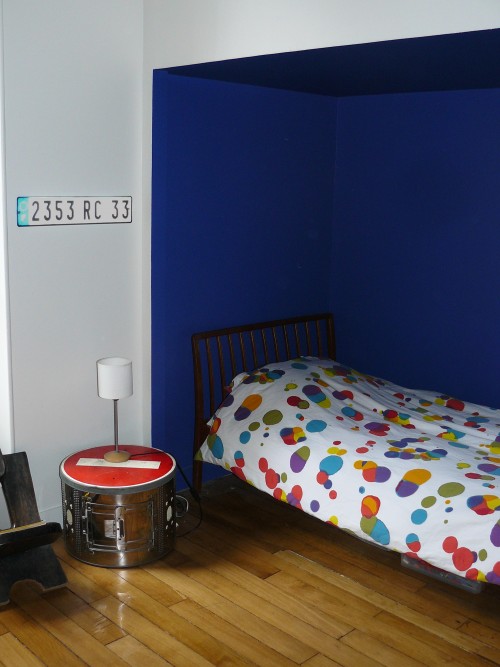 2 chambres emboitées pour optimiser l'espace - coin bleu sous coin rouge
