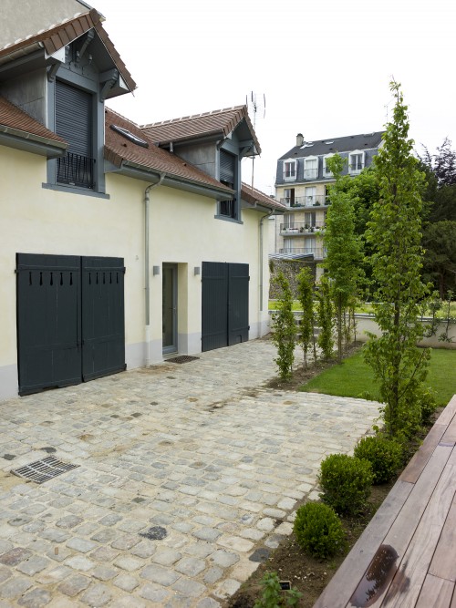 Ecuries réhabilitées et toit planté sur le jardin
