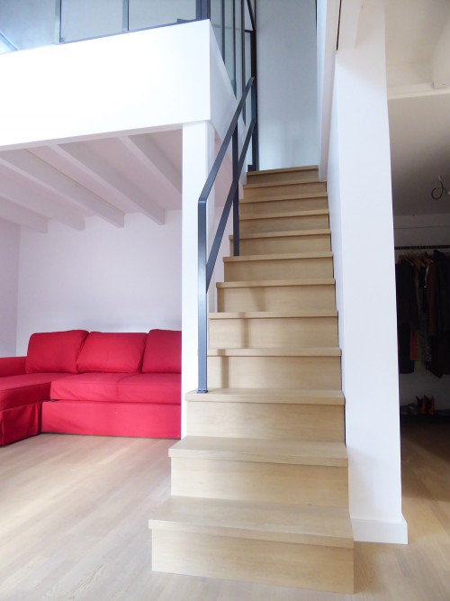 The oak staircase with it's steel railing
