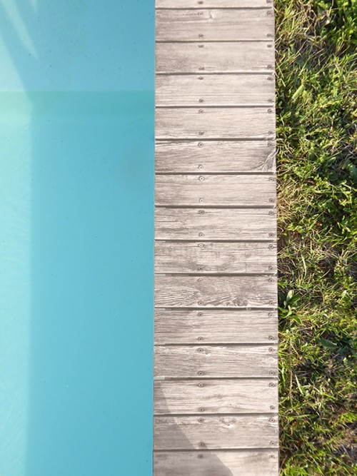 LA PISCINE ET LE HANGAR DANS LES VIGNES
