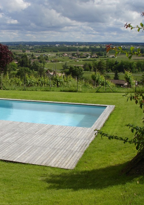 LA PISCINE ET LE HANGAR DANS LES VIGNES
