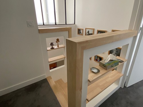 L'escalier et la lumière à tous les étages
