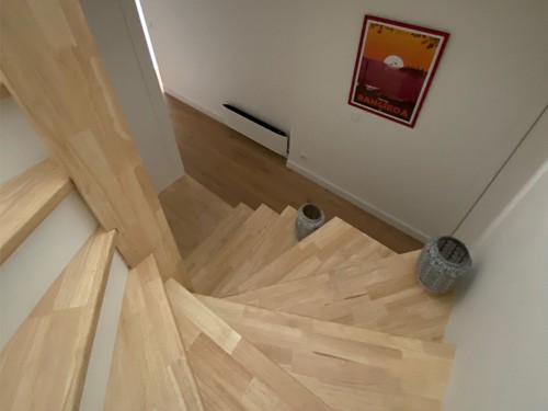 L'escalier et la lumière à tous les étages
