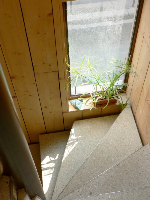 L'escalier acier-béton de la maison bois

